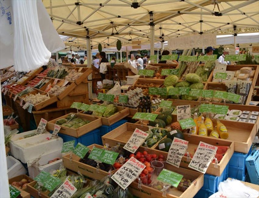 Levensmiddelen of producten verkopen op een boerenmarkt